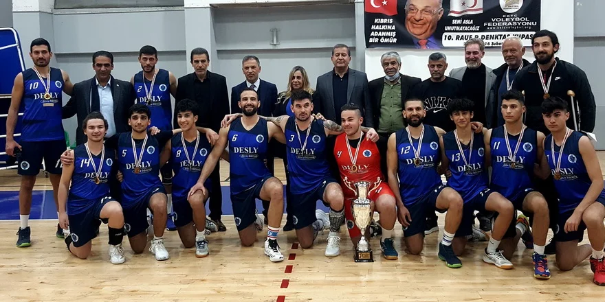 Denktaş Kupası finalinde Vakıflar’ın ödüllerini takdim etti